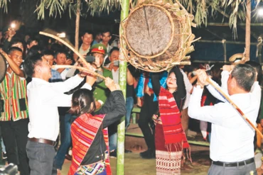 Khách du lịch tham gia lễ hội đập trống của người Ma Coong, huyện Bố Trạch, tỉnh Quảng Bình.