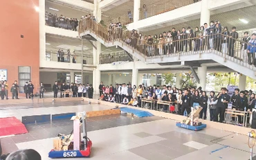 Đông đảo khán giả là học sinh, phụ huynh, thầy cô giáo cổ vũ cho hiệp đấu của hai robot FRC tự chế tại trường Amsterdam.