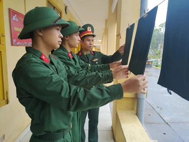 Chỉ huy Đại đội 8, Tiểu đoàn 8, Trung đoàn 43 (Sư đoàn 395, Quân khu 3) hướng dẫn chiến sĩ mới sắp xếp đồ dùng cá nhân.