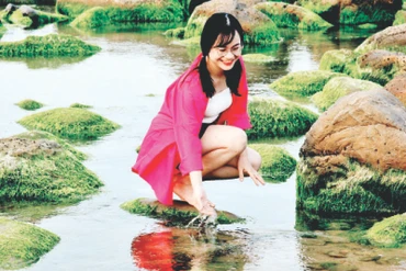 Lưu giữ khoảnh khắc thanh xuân với mùa rêu xanh bãi Rạn Nam Ô. 