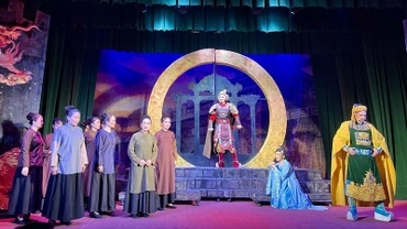 Cảnh trong vở cải lương “Mặt trời đêm thế kỷ”.