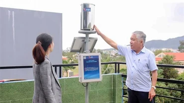 Giám đốc Công ty cổ phần WATEC Văn Phú Chính giới thiệu trạm đo mưa tự động Vrain.