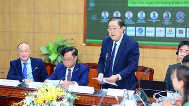 GS,TS Hà Thanh Toàn, Hiệu trưởng Trường đại học Cần Thơ phát biểu tại tọa đàm “Văn hóa, Kinh tế, Xã hội và Nhân văn vùng đồng bằng sông Cửu Long: Đặc trưng, đổi mới và phát triển”.
