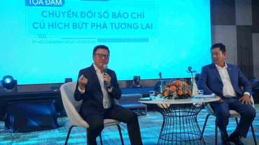 Ông Lê Quốc Minh, Uỷ viên Trung ương Đảng, Tổng Biên tập Báo Nhân Dân, Phó Trưởng Ban Tuyên giáo Trung ương, Chủ tịch Hội Nhà báo Việt Nam chia sẻ thông tin tại buổi toạ đàm.