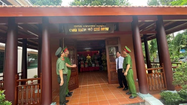 Lãnh đạo Công an Thành phố Hồ Chí Minh thực hiện nghi thức khánh thành Nhà tưởng niệm Chủ tịch Hồ Chí Minh.
