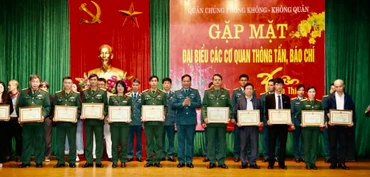 Đại diện lãnh đạo Quân chủng Phòng không-Không quân trao Bằng khen tặng các cá nhân, vì đã có thành tích trong công tác phối hợp tuyên truyền năm 2023. 