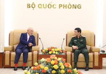 Đại tướng Phan Văn Giang và Chủ tịch danh dự Quỹ Hòa bình Sasakawa, Nhật Bản.