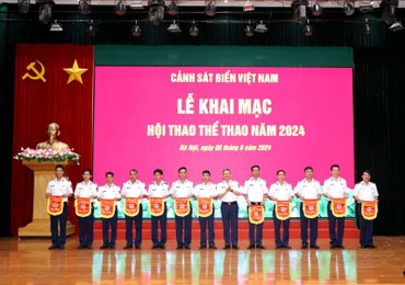 Đại diện Ban tổ chức Hội thao trao Cờ lưu niệm tặng các Đoàn vận động viên đến từ các cơ quan, đơn vị trong toàn Lực lượng Cảnh sát biển. 