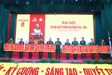 Trung tướng Trần Duy Giang, Chủ nhiệm Tổng cục Hậu cần trao Cờ thi đua xuất sắc tặng các tập thể đạt thành tích xuất sắc trong phong trào thi đua quyết thắng giai đoạn 2019-2024. 