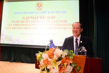 Thượng tướng Bế Xuân Trường, Chủ tịch Hội Cựu chiến binh Việt Nam phát biểu ý kiến tại buổi gặp mặt.