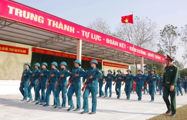 Khối nữ dân quân Tây Bắc luyện tập diễu binh chuẩn bị tham gia Lễ kỷ niệm 70 năm Chiến thắng Điện Biên Phủ.