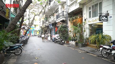 [Video] Ngày đầu thí điểm hạn chế ô-tô trên 16 chỗ vào phố cổ