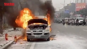 [Video] Ô tô bốc cháy trên đường Giải Phóng, Hà Nội