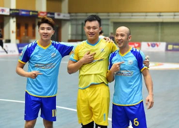 Niềm vui của thủ môn Nguyễn Hữu Phúc (Sanvinet Khánh Hoà) cùng đồng đội sau khi ghi bàn gỡ hoà 1-1 trước Câu lạc bộ Thái Sơn Bắc khi trận đấu tiến đến phút thi đấu cuối cùng.