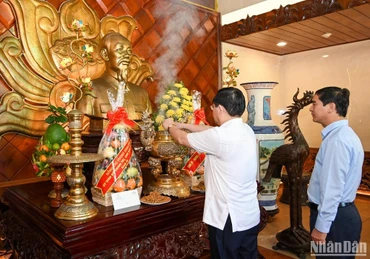 Chủ tịch Quốc hội Vương Đình Huệ dâng hương tưởng niệm Chủ tịch Hồ Chí Minh. (Ảnh: DUY LINH)