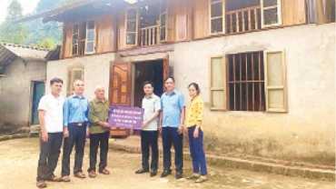 Lãnh đạo Ủy ban MTTQ tỉnh Tuyên Quang trao hỗ trợ sửa chữa nhà ở cho gia đình chính sách huyện Lâm Bình.