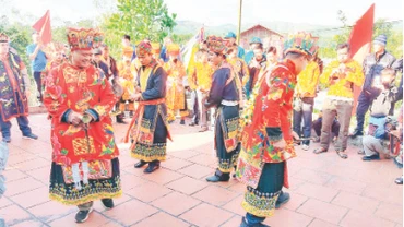 Lễ cúng Bàn Vương được các thầy mo thực hiện trang trọng và đầy đủ các nghi lễ.
