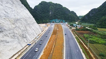 Các nhà thầu tranh thủ thời tiết thuận lợi, huy động phương tiện và nhân lực tăng tốc thi công dự án đường cao tốc bắc-nam giai đoạn I (2017-2021).