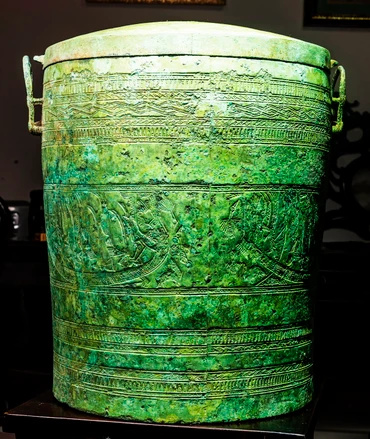 Thạp đồng Kính Hoa (niên đại thuộc thế kỷ III-II trước Công nguyên).
