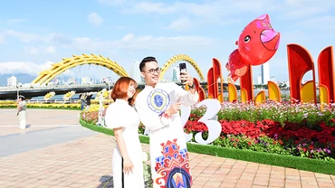Du khách hòa mình vào không khí du xuân bình yên tại Đà Nẵng.