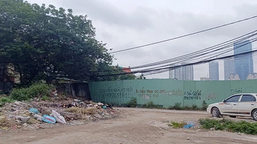 Nhiều bãi đất trống bị tận dụng làm nơi tập kết rác thải.