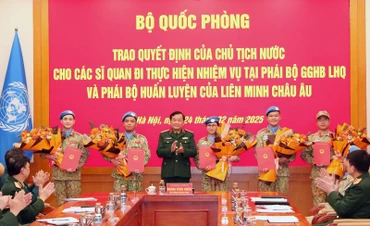 Thừa ủy quyền của Chủ tịch nước, Thượng tướng Hoàng Xuân Chiến trao quyết định cho các sĩ quan lên đường làm nhiệm vụ gìn giữ hòa bình Liên hợp quốc.