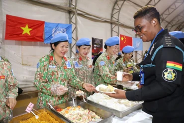 Thiếu tá Quân nhân chuyên nghiệp Cù Anh Đào (thứ 2 từ trái sang) cùng các hội viên trong Chi hội Phụ nữ Đội Công binh số 3 chuẩn bị các món ẩm thực Việt để giới thiệu đến bạn bè quốc tế tại Phái bộ UNISFA. (Ảnh: Cục Gìn giữ hòa bình Việt Nam cung cấp)