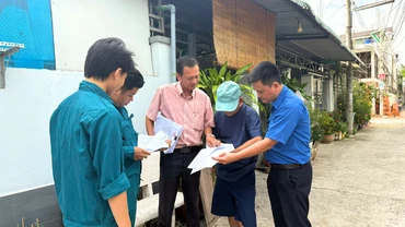 Tổ phát phiếu lấy ý kiến cử tri tại phường Thới Bình, quận Ninh Kiều.