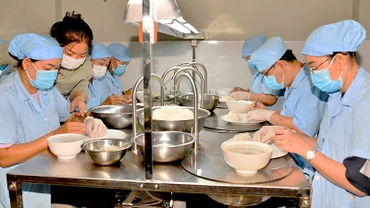 Nhân viên phòng tinh chế Cơ sở yến sào Du Long (thành phố Rạch Giá) chế biến sản phẩm.