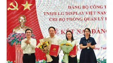 Trao quyết định và chúc mừng đảng viên mới kết nạp tại Đảng bộ Công ty LG Display Việt Nam.