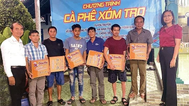 Đại diện Hội đồng nhân dân và Hội Liên hiệp Phụ nữ xã trao quà tặng công nhân, người lao động tại nhà trọ Sáu Cẩm, Ấp 3, xã Bình Chánh.