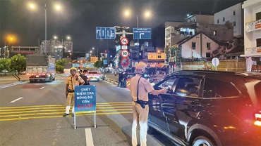 Cảnh sát giao thông tổ chức đo nồng độ cồn với người tham gia giao thông. (Ảnh: PC08)