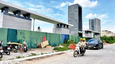 Sau nhiều lần thay đổi tiến độ, cổng vào công viên CV1 vẫn bịt tôn.