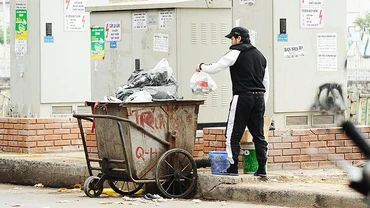 Phân loại rác thải vẫn còn ít được người dân quan tâm và thực hiện. Ảnh: SONG ANH