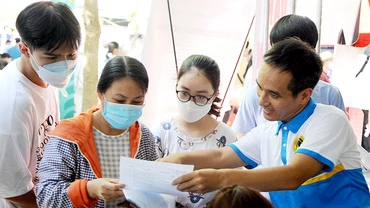 Trường đại học Giao thông vận tải tư vấn tuyển sinh cho thí sinh. Ảnh: HẢI NAM