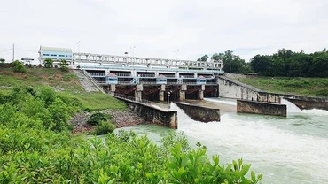 Cần có giải pháp bảo đảm an toàn cho đập hồ Dầu Tiếng. 