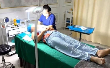 Cơ sở thẩm mỹ này để nhân viên lao công phẫu thuật cho khách. (Ảnh: Công an cung cấp)