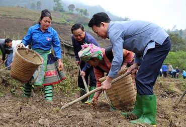 Đồng chí Đỗ Đức Duy, Bí thư tỉnh uỷ Yên Bái tham gia lao động trong “Ngày cuối tuần cùng dân”.