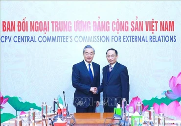 Đồng chí Lê Hoài Trung, Bí thư Trung ương Đảng, Trưởng ban Đối ngoại Trung ương, hội kiến đồng chí Vương Nghị, Ủy viên Bộ Chính trị, Chủ nhiệm Văn phòng Ủy ban Công tác đối ngoại Trung ương Đảng Cộng sản Trung Quốc, Bộ trưởng Ngoại giao Trung Quốc. Ảnh TTXVN