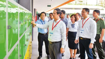 Bộ trưởng Nguyễn Kim Sơn và đoàn công tác kiểm tra công tác chuẩn bị thi tốt nghiệp THPT tại điểm thi Trường THCS Trần Duy Hưng, quận Cầu Giấy. (Ảnh: THẾ ĐẠI)