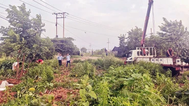 Các đơn vị chức năng huyện Thường Tín dọn dẹp mặt bằng khởi công đường vành đai 4-Vùng Thủ đô tại Km52+600 thuộc thôn Văn Giáp, xã Văn Bình. (Ảnh: DUY LINH)
