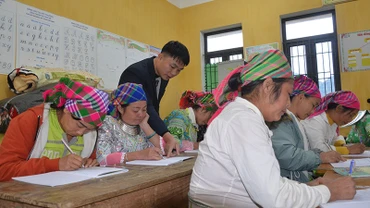 Một giờ học ở lớp xóa mù chữ tại điểm trường Sáo Sào, xã Thượng Quan, huyện Ngân Sơn (Bắc Kạn). 