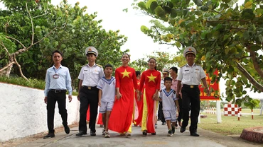 Quân và dân đảo Song Tử Tây.