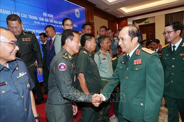 Thượng tướng Phùng Sĩ Tấn, Phó Tổng Tham mưu trưởng Quân đội nhân dân Việt Nam và các đại biểu dự hội nghị. (Ảnh: Trọng Đức)