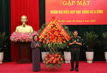 Đại tướng Phan Văn Giang trao lẵng hoa tặng Quỹ học bổng Vừ A Dính.