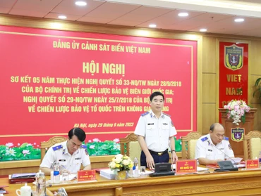 Trung tướng Bùi Quốc Oai, Bí thư Đảng ủy, Chính ủy Cảnh sát biển phát biểu tại hội nghị.