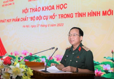 Trung tướng Trịnh Văn Quyết, Phó Chủ nhiệm Tổng cục Chính trị Quân đội nhân dân Việt Nam phát biểu ý kiến tại hội thảo. 