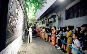 Khách tham quan hào hứng với tour đêm ở di tích Nhà tù Hỏa Lò.