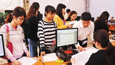 Các doanh nghiệp nộp kê khai quyết toán thuế tại Cục Thuế Hà Nội. Ảnh: NGUYỆT ANH