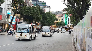 Các phương tiện như xe điện, taxi điện được khuyến khích để đưa đón khách tham quan trong phố cổ. 